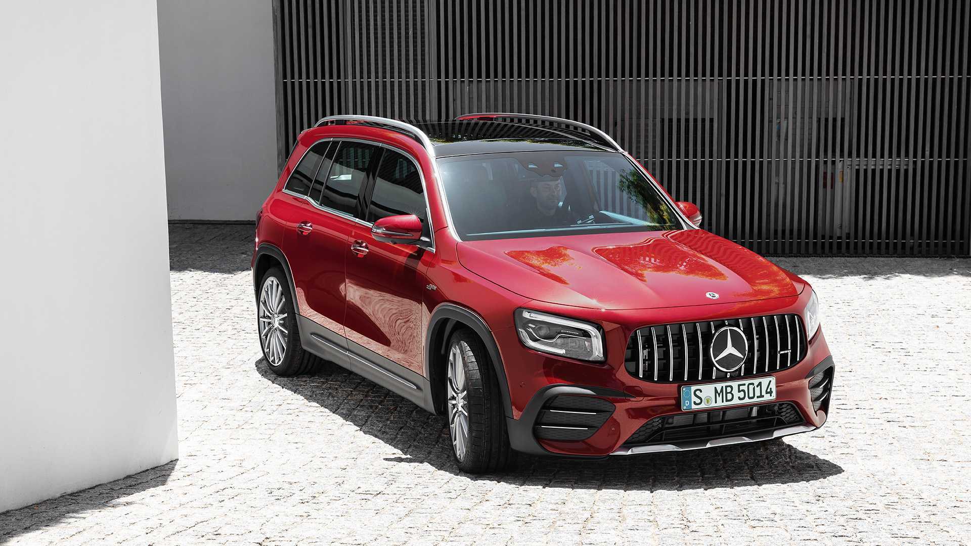 日前,奔驰官方正式发布了全新的梅赛德斯-amg glb35 4matic车型.