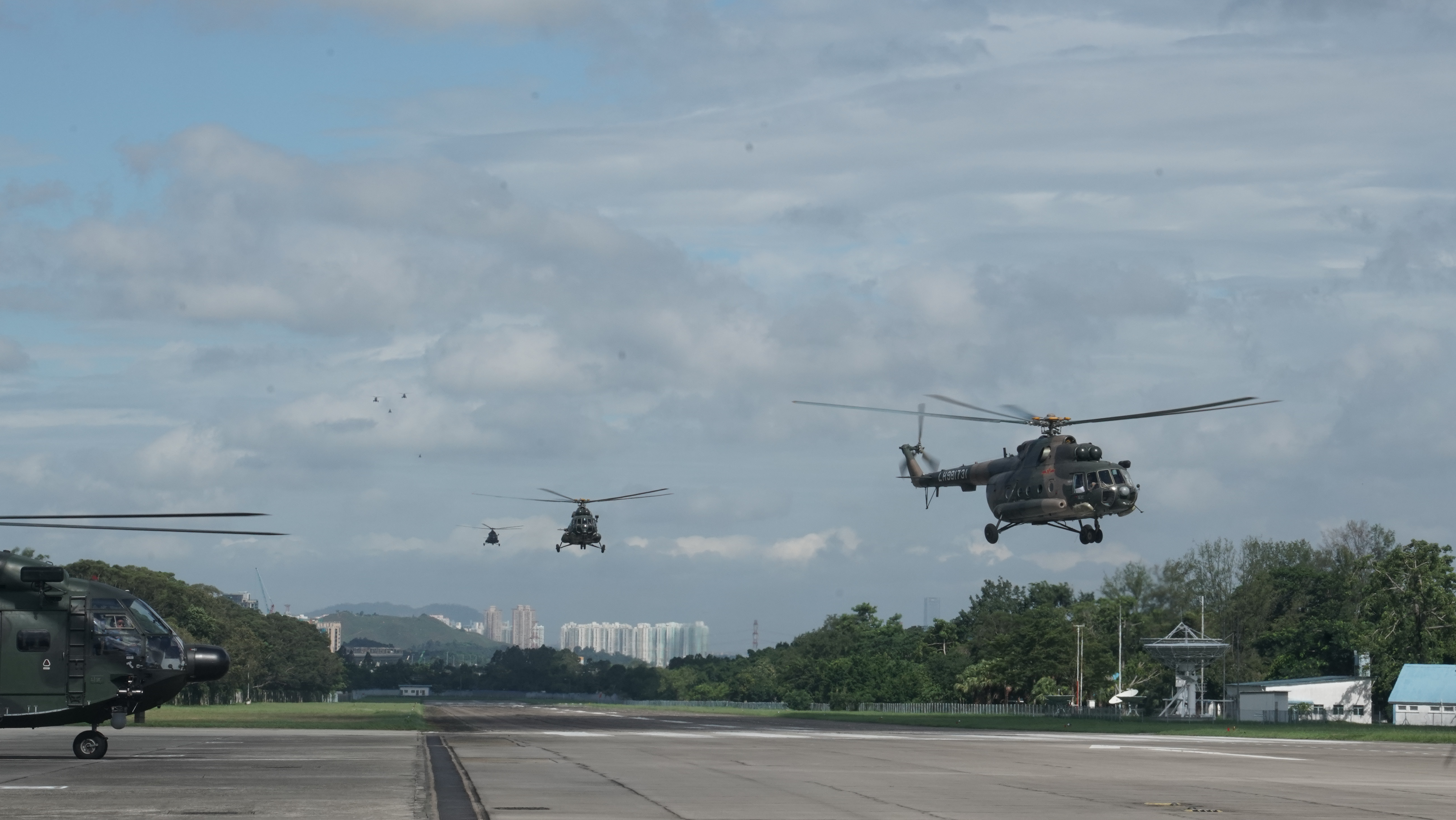 这是当日上午空中轮换部队降落香港石岗机场新华社发(崔健 摄)