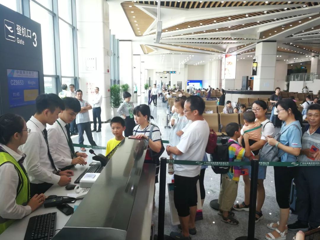 今日上午,旅客在惠州机场有序登机