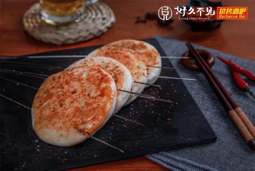 秘制的酱料刷在火烧上别有一番风味.