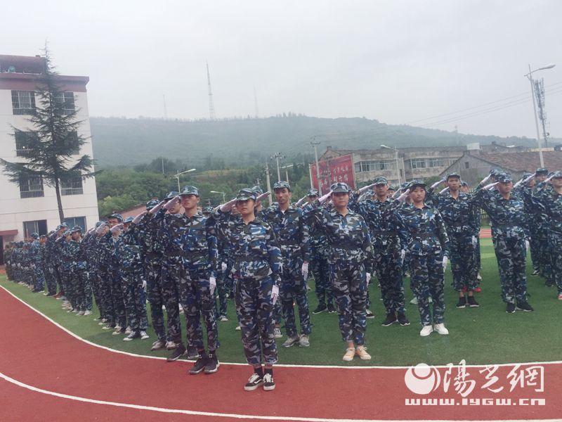 的宝鸡文德中学2019年度军事训练汇报表扬暨结营仪式在该校操场举行