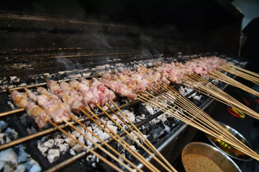 撸小串找大树99抢30根羊肉串炭火生烤特制撒料不吃羊肉的都觉得鲜而不