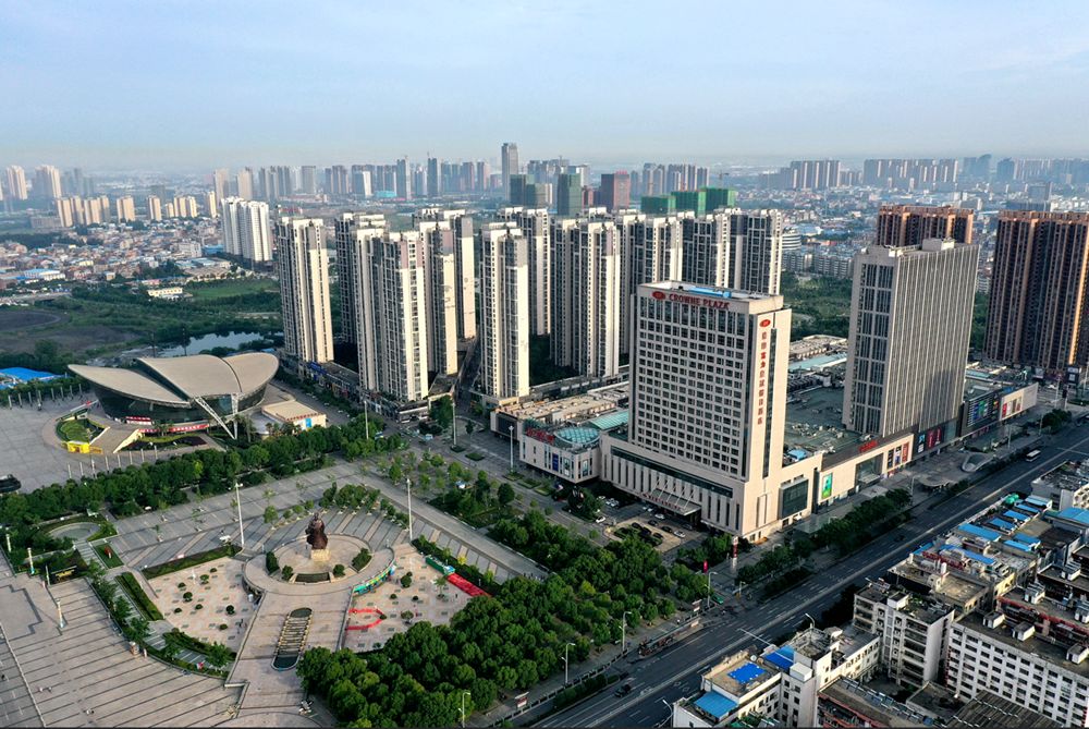 襄阳万达广场项目位于长虹北路诸葛亮广场北侧,占地200亩,建筑面积60
