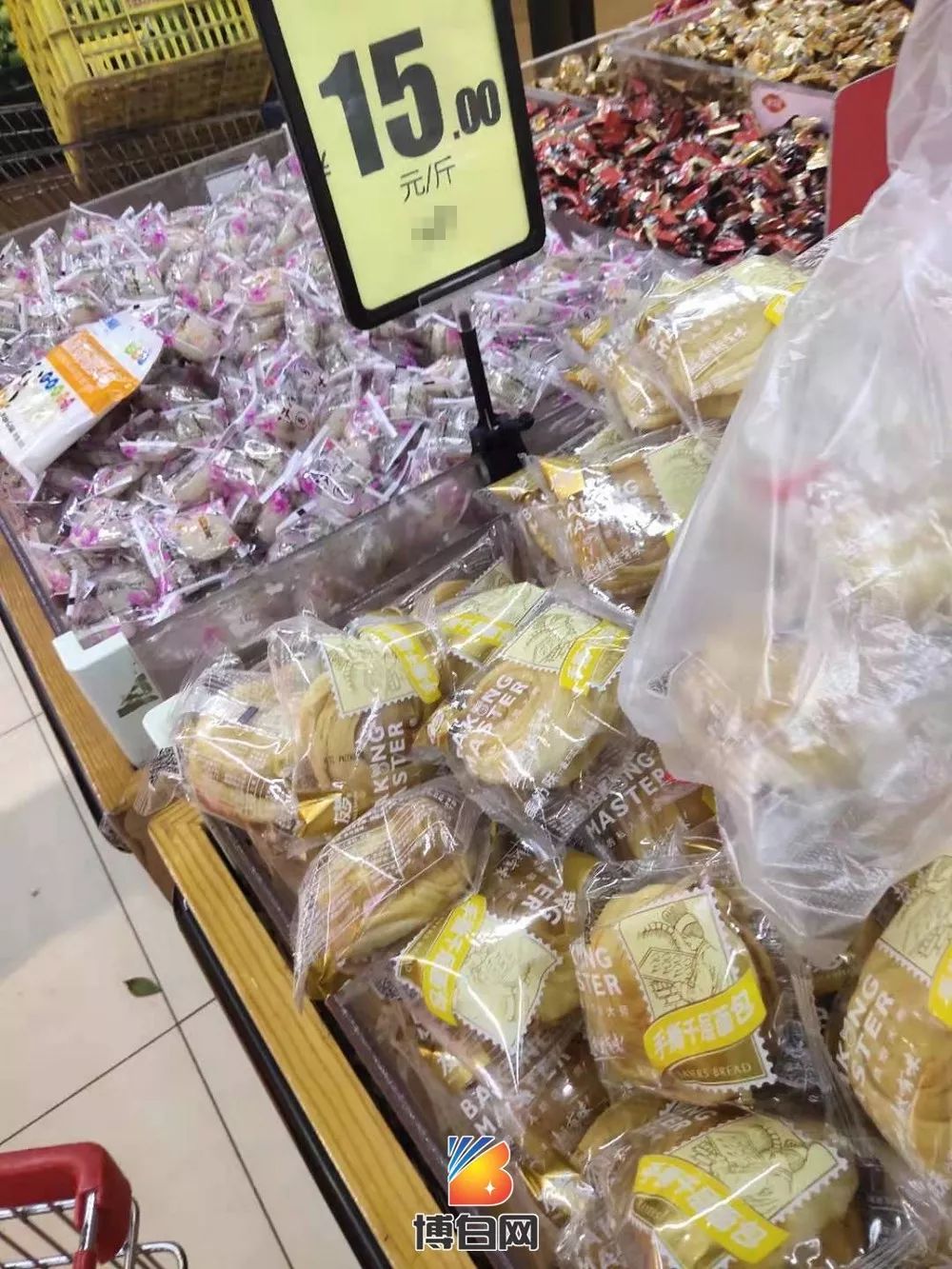 博白小姐姐到某超市购物,竟发现发霉面包!消费者请擦亮眼睛