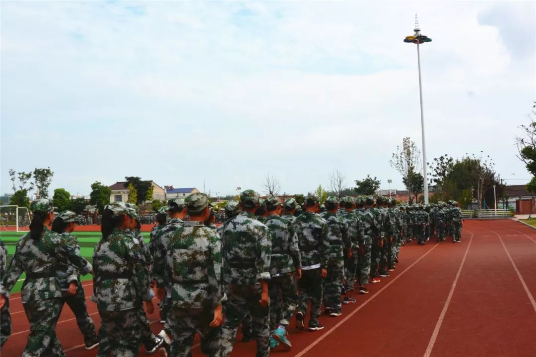 【国防教育】泗县三中2019级新生军训阅兵式隆重举行_方队