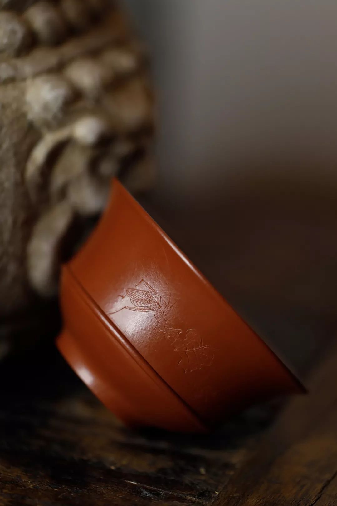 紫砂壶制作者张艺馨,传承吕派紫砂,精选原矿优质泥料,虚心摹古,制作了