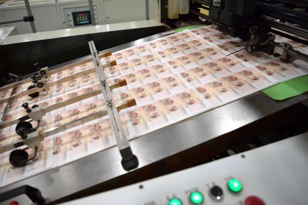 新版人民币原来是这么印出来的