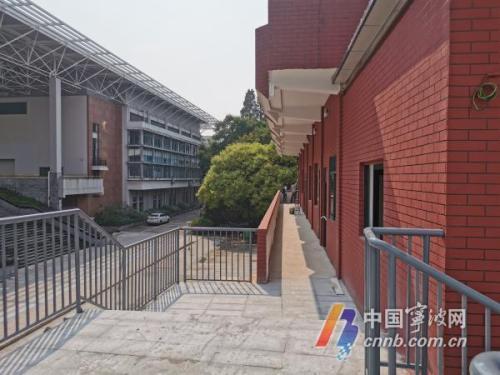 砖红色墙面,钢结构走廊……今天,记者在宁波市东恩中学,看到了该校