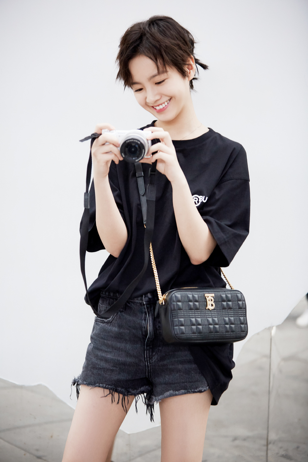 乔英子风格大变?19岁李庚希短发搭配清新私服,剧外穿成少女典范