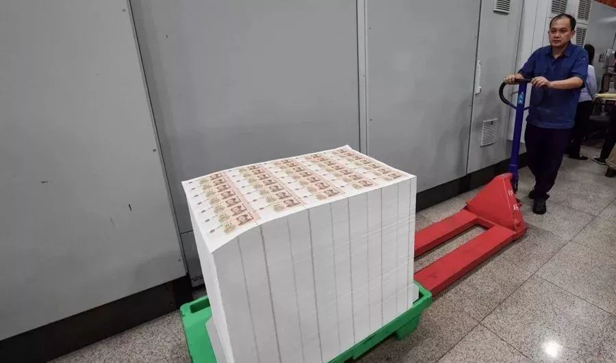 进行封装操作封装好的钞票将运送到央行发行库根据中国人民银行的安排