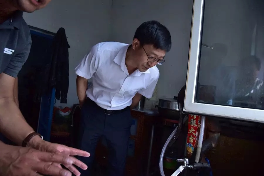 区委书记孔令宝深入基层开展农村饮水安全和农村厕所清查整改调研工作