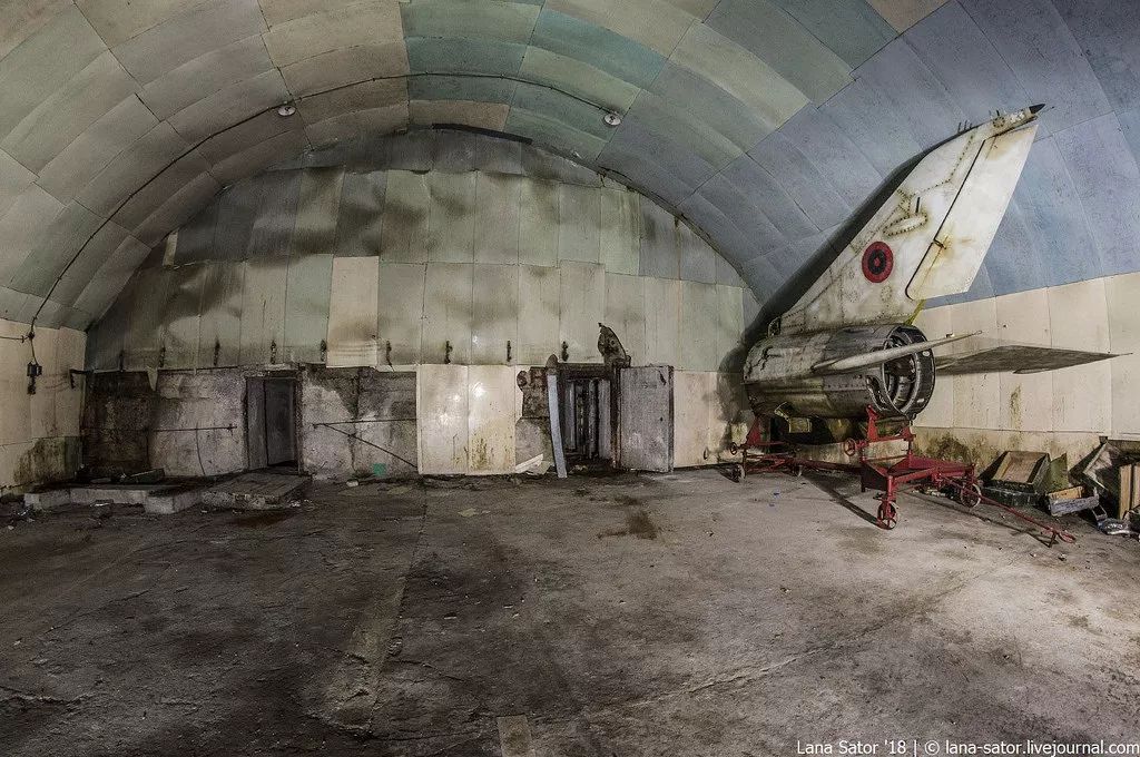 欧洲这片土地下,暗藏了大批中国战斗机_洞库