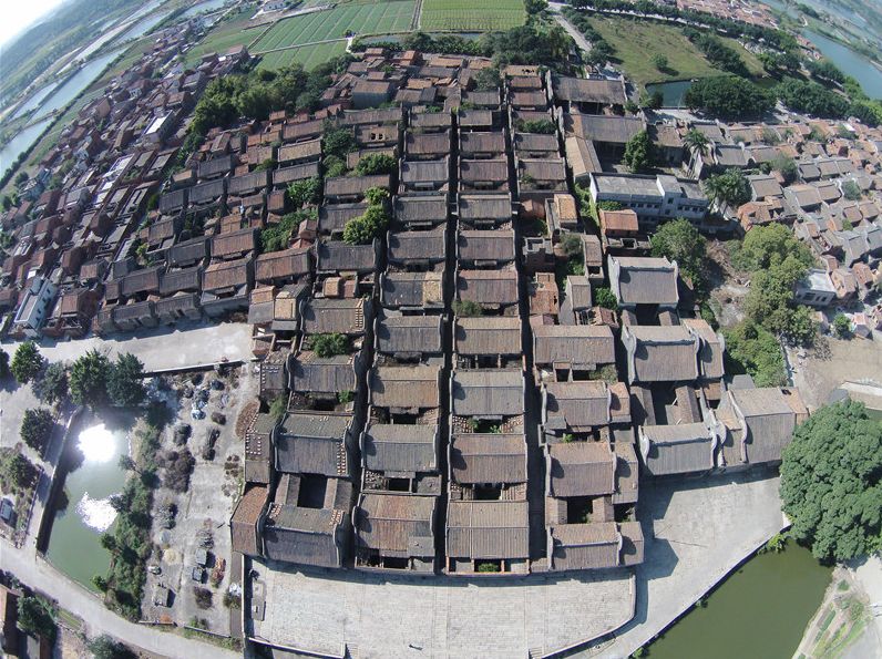 建筑群内部布局采用广东民居典型的"三间两廊"式民居,祠堂,家庙,第府