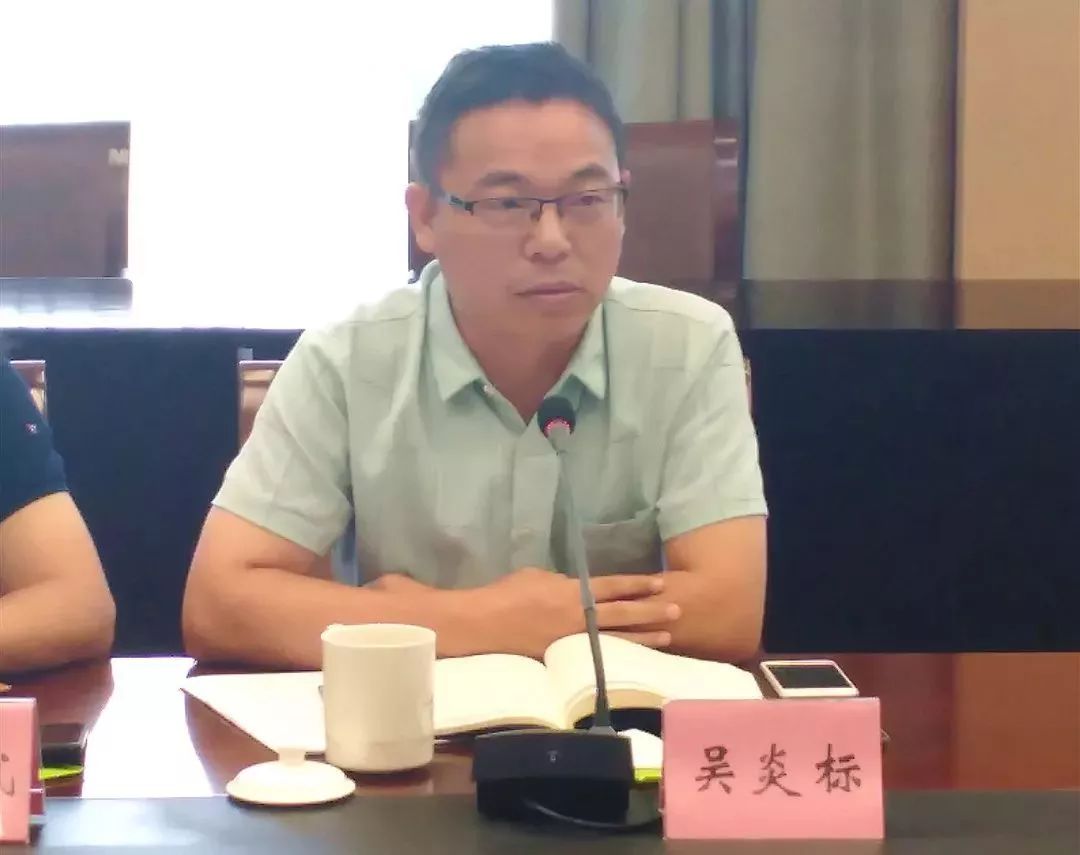 著名导演,鲁镇一台演艺总导演李捍忠向与会人员介绍了鲁镇"一台演艺"