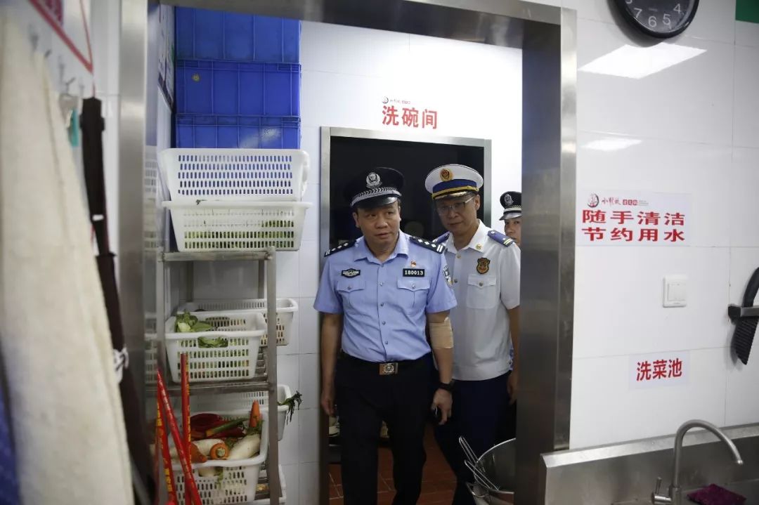 南海区副区长区公安分局长区消防安全委员会主任夏化冰同志检查大型