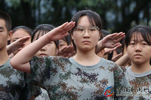 仪陇中学举行2019年新生军训成果汇报表演