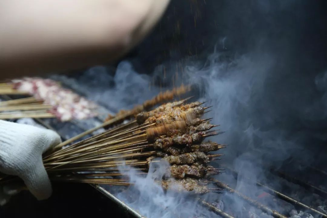 撸小串找大树99抢30根羊肉串炭火生烤特制撒料不吃羊肉的都觉得鲜而不