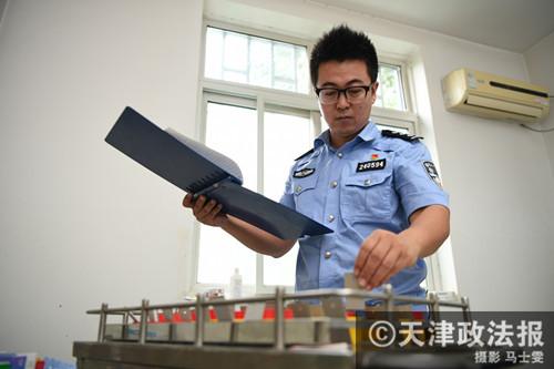 白大褂蓝警服他们是戒毒所收戒的第一道防线