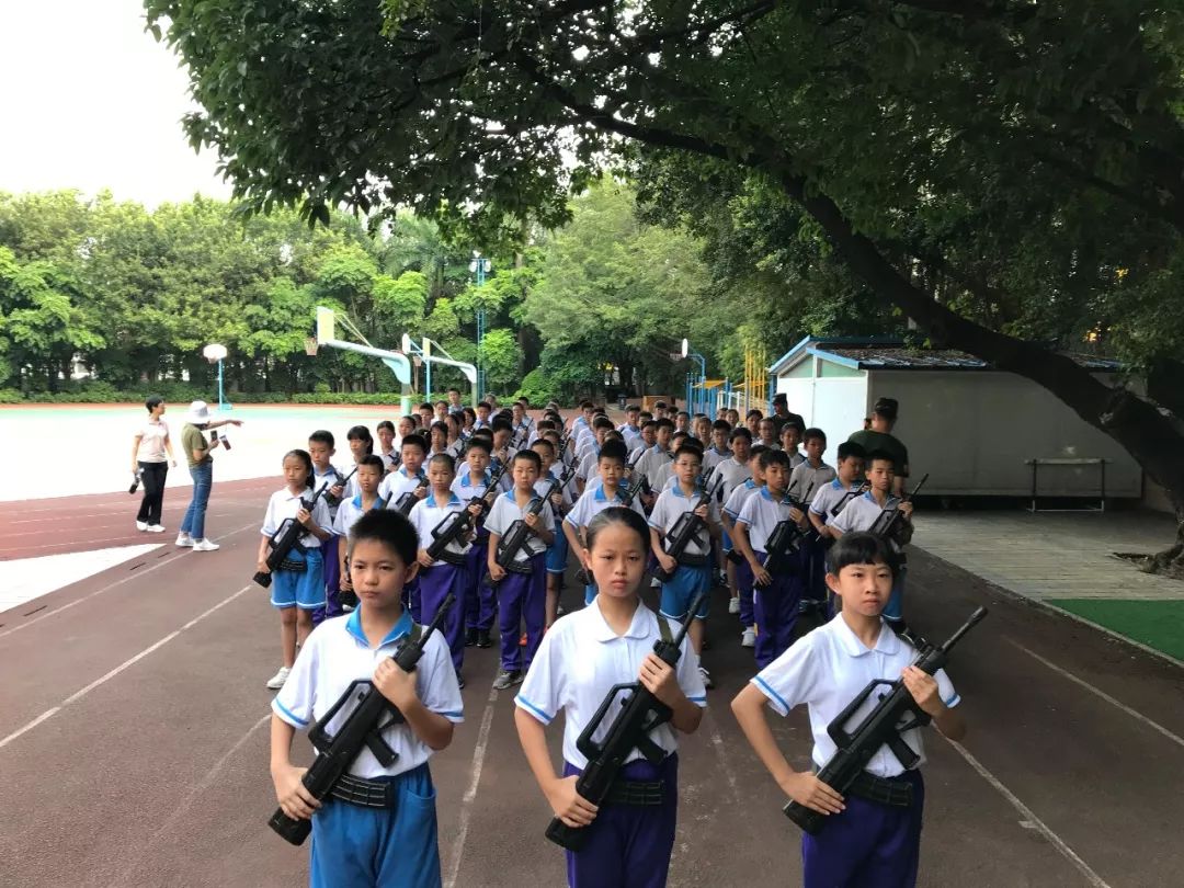 康有为纪念小学少年军校队员们在进行持枪站立军姿训练立贤学校(小学