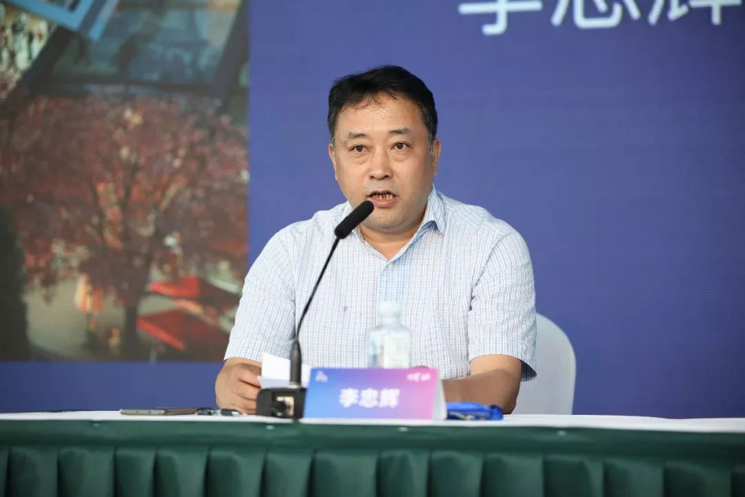 发布会由徐汇区副区长晏波主持.