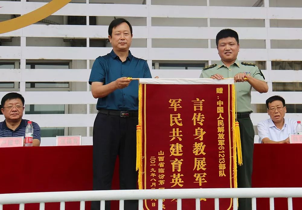 "军训标兵""军训内务标兵宿舍""优秀连队"学生军体拳展示61213部队