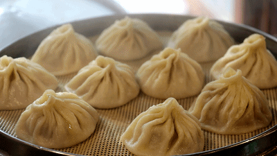 第一楼的拿手菜就是在开封家喻户晓的灌汤包子.