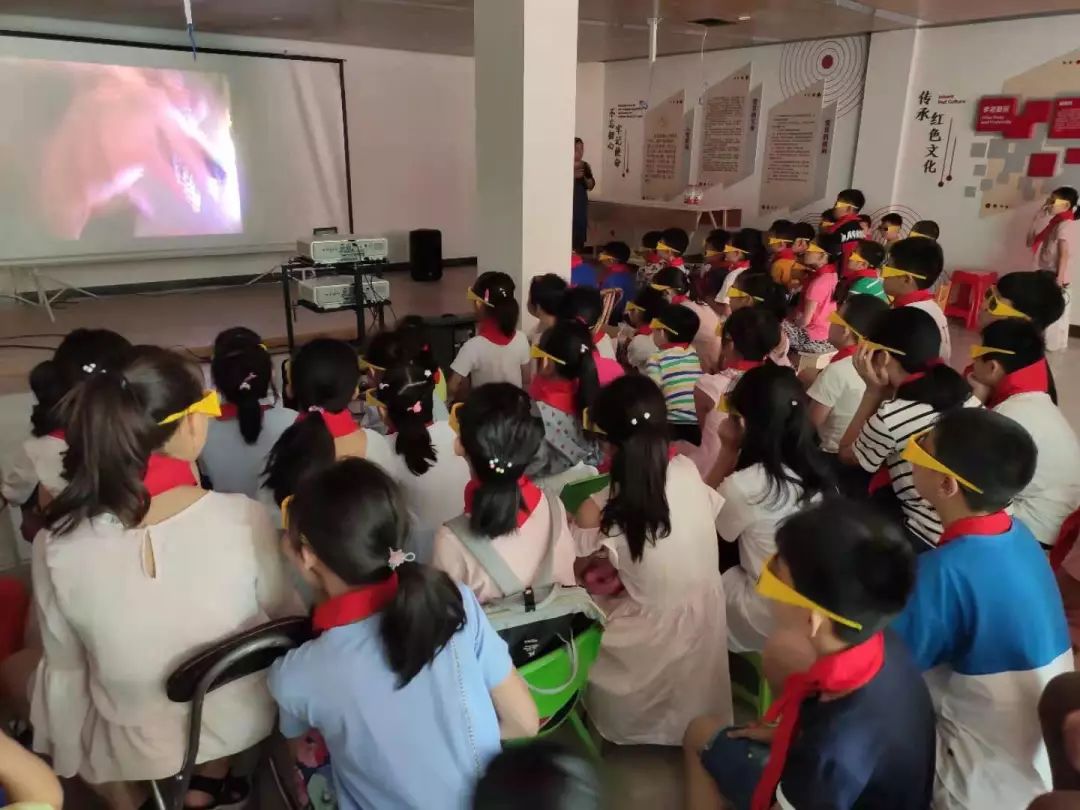 今年暑假,杭州市教育局,共青团市委,市学生联合会,杭州青少年活动中心