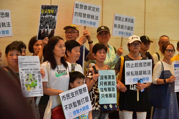 众多香港市民在监警会总部集会撑警队,支持警方参考国际惯例,"速龙