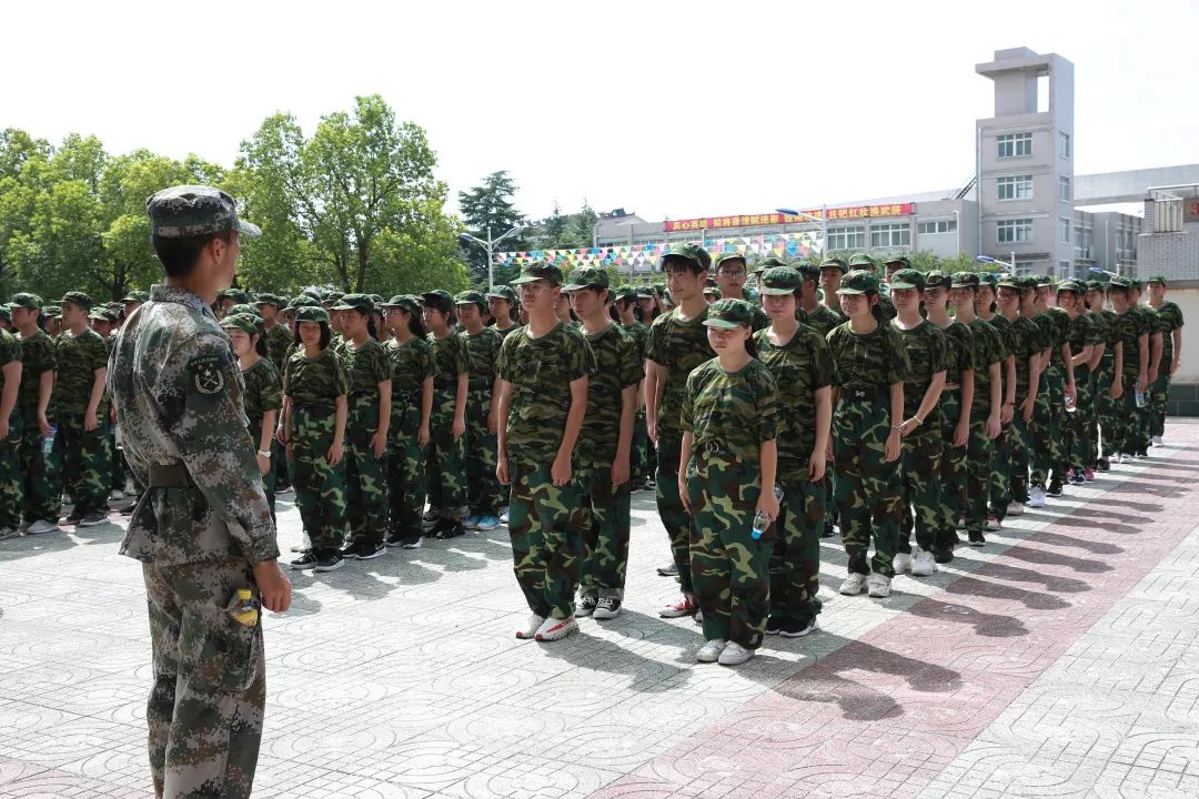 安排下,2019級新生整隊出發,乘車前往江蘇省無錫未成年人社會實踐基地