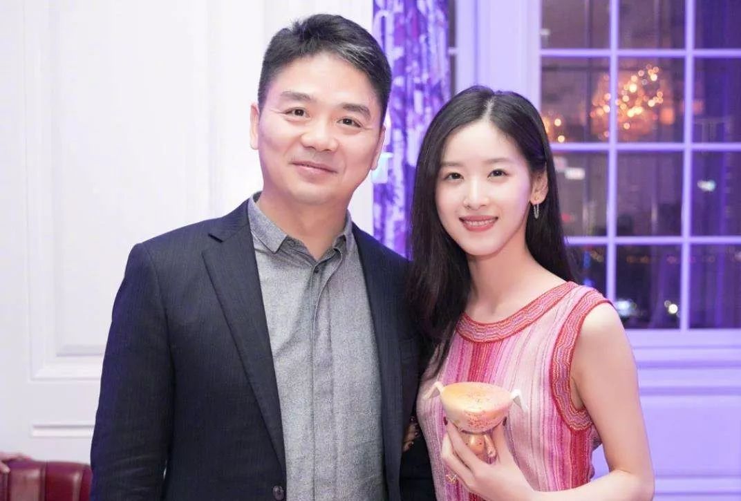 刘强东章泽天承认已离婚性侵案过去的第346天奶茶妹妹终于做了一个