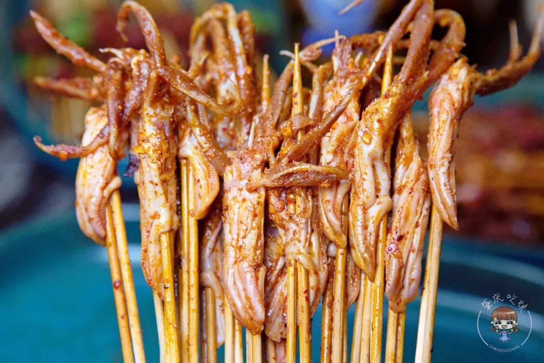 城东又多一个宵夜打卡点小龙虾串串香冒菜都藏在这家复古酒馆里