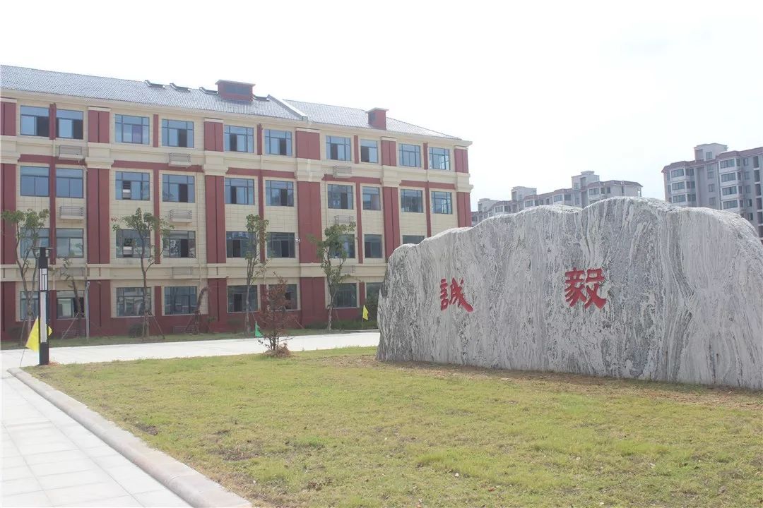 安庆一中龙山校区今日报名入学高清校园照曝光颜值超高