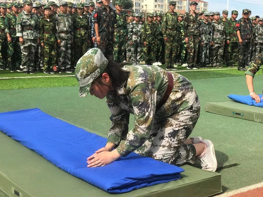 泽州二中2019级高一新生军训会操暨总结大会隆重举行