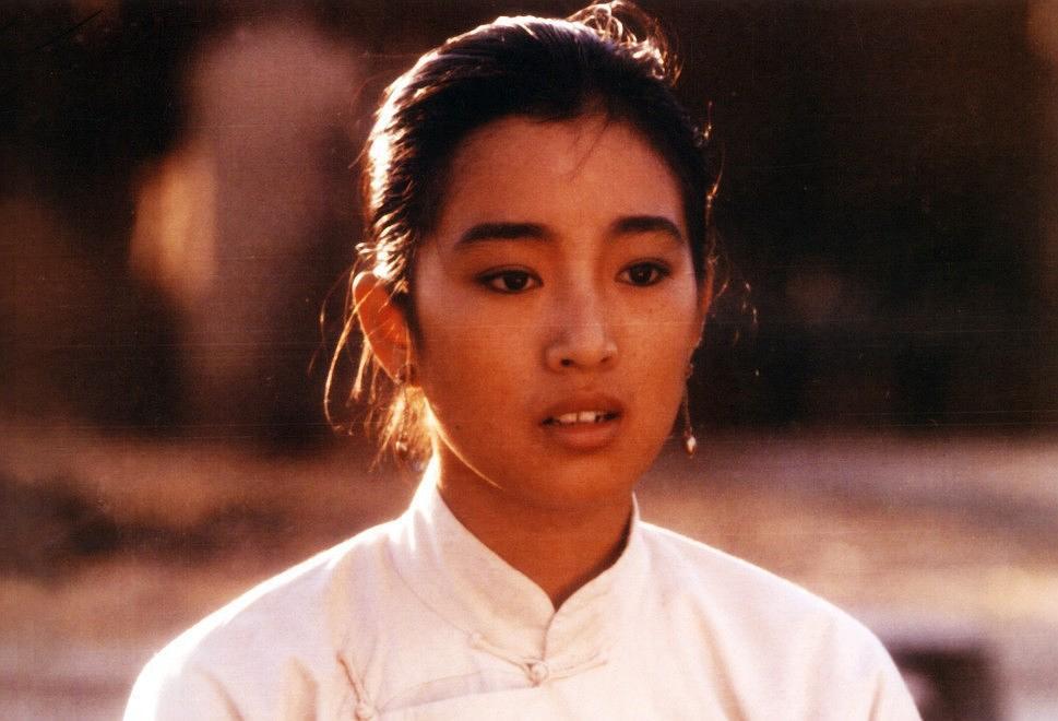 巩俐1987年因出演张艺谋导演的《红高粱》出名,对她和张艺谋而言都是