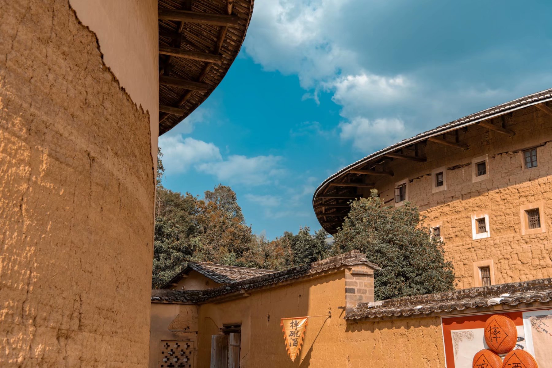 以生土和花岗石夯筑,近观像古代坚固无比的城堡,远观又像现代"鸟巢"类