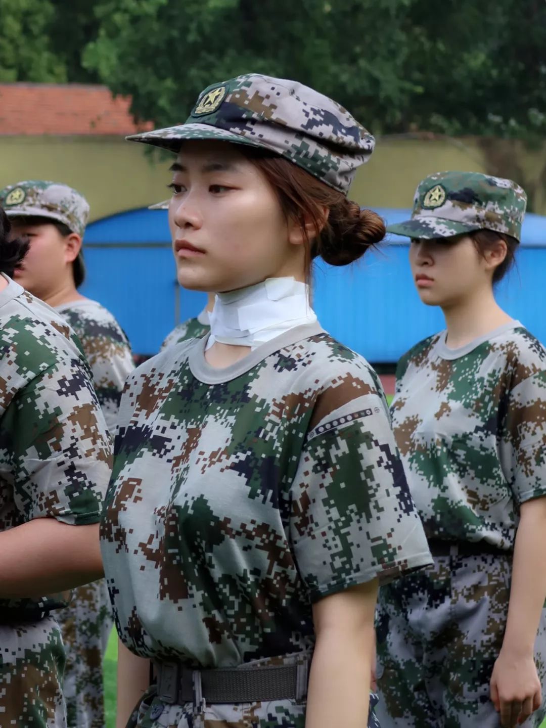 三排女生好样的,贴个膏药"轻伤"不下火线.阳光打在脸上,信念写在心间!