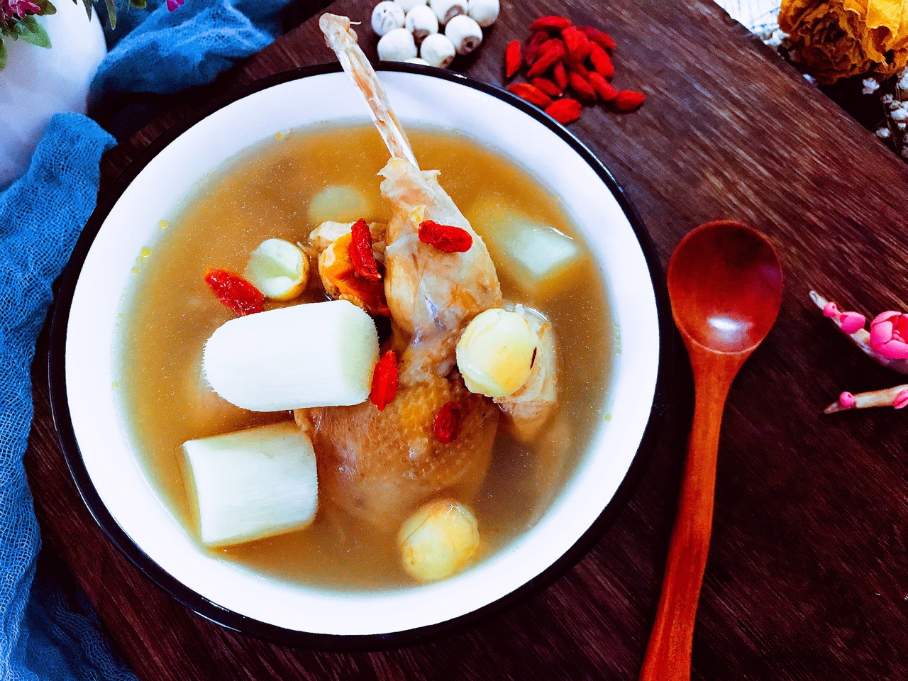 立秋时节,我家常喝这道汤,清心润肺,补虚润燥,睡眠好身体棒