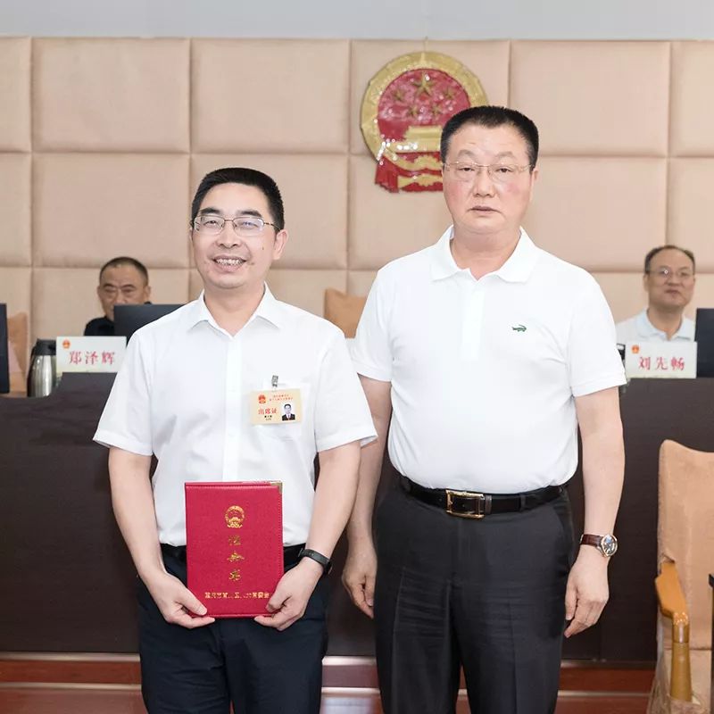 区人大常委会副主任刘先畅,郑泽辉,周静,曹维灿,赵明中和委员共30人