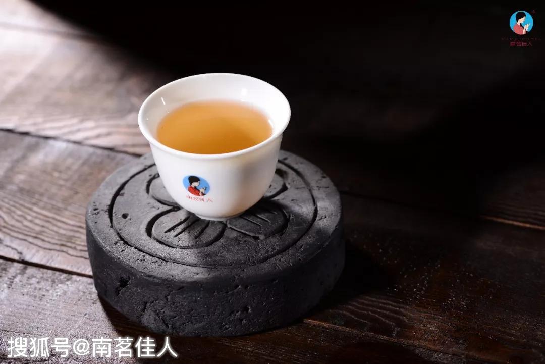 滑竹梁子古树白茶只需100多即可品饮3年陈香甜柔糯5送1