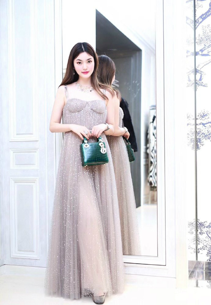 11年过去了,《巴啦啦小魔仙》魔仙女王已长成这样,岁月不饶人啊