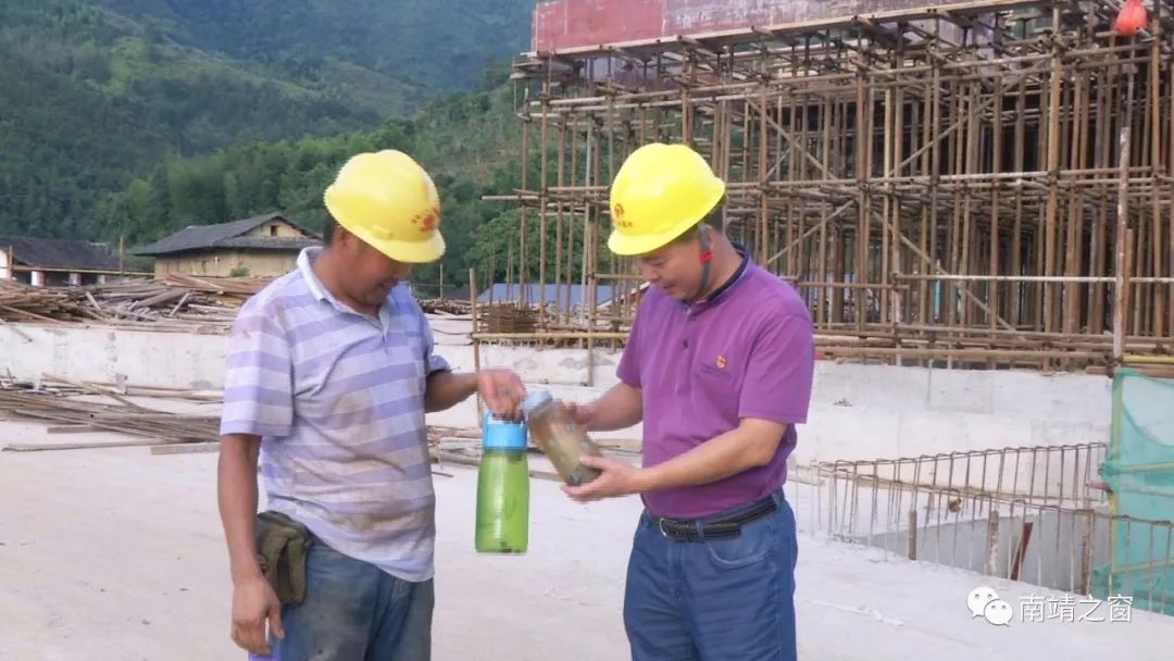 践行初心使命王国华扎根基层02服务乡村振兴