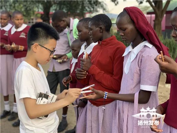 让他们尽所能地去帮助遥远的非洲孩子们有更好的学习环境