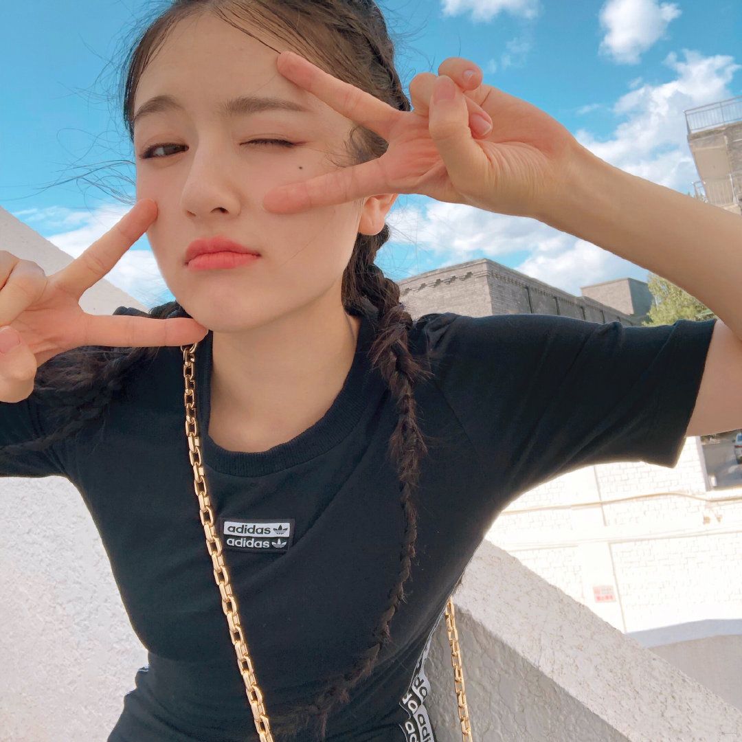 李兰迪双手比v秀自拍眉眼带笑水蛇腰穿一身黑色却满满少女感