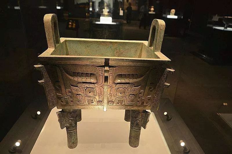 鼎所代表的王权象征意义被日渐淡化,曾经盛极一时的青铜器成为了寺庙