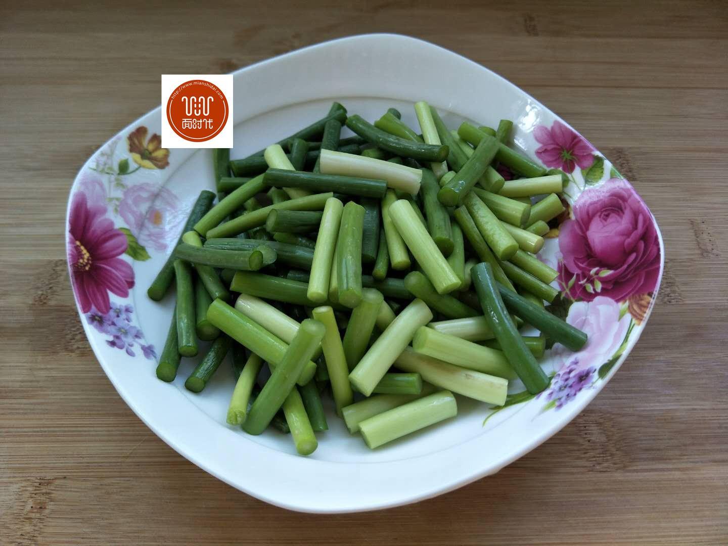 4,五花肉切簿片,葱段切花,姜切末.