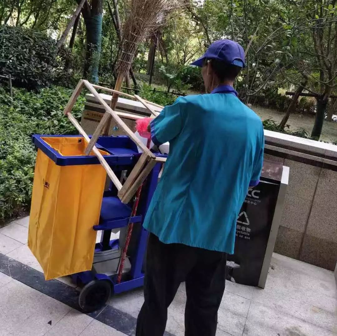 绿地江西某小区目前处于集中装修期间,小区一共18个单元,每名保洁员需