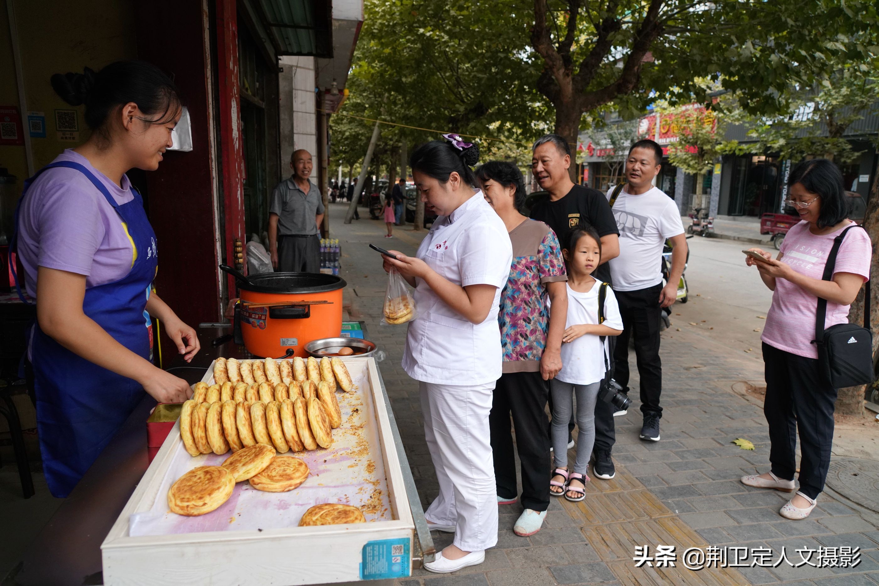 1 12 陕西省洛南县城的一个街头小饼子店前,每天买小饼子的食客总是