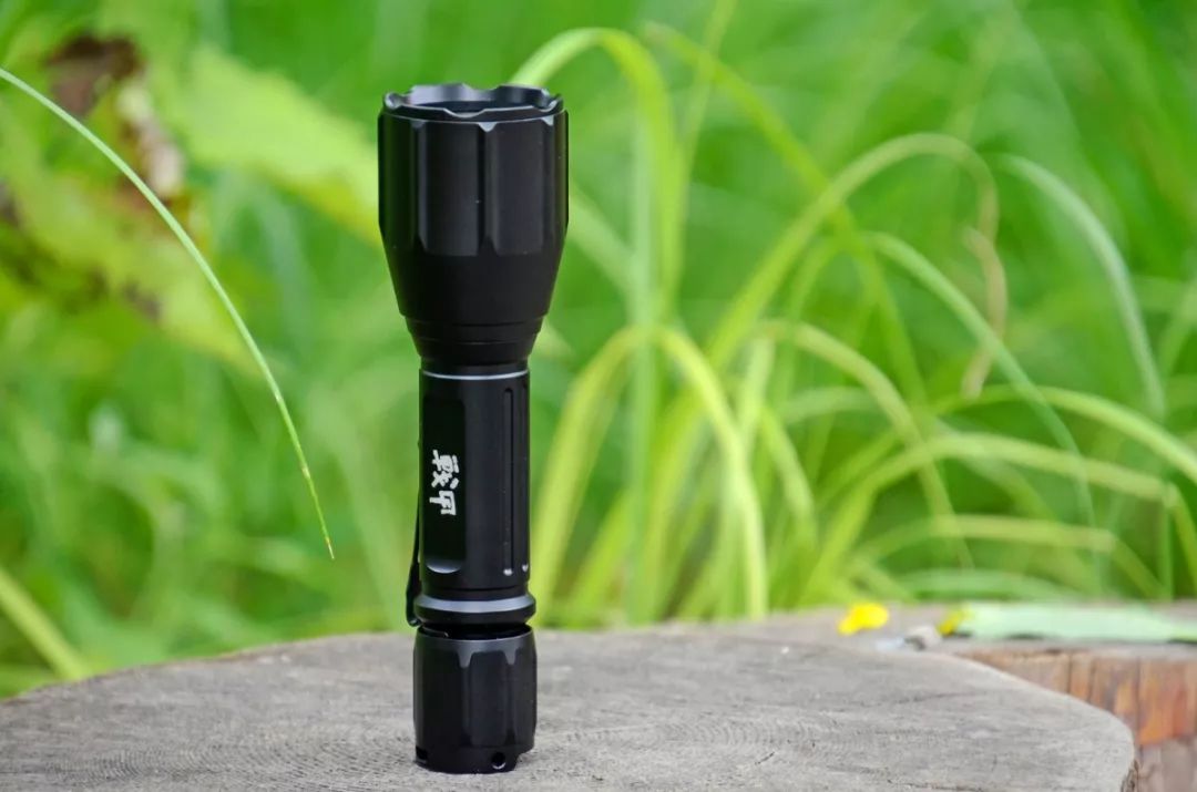 明亮悠长光耀远方纳丽德t7远射手电