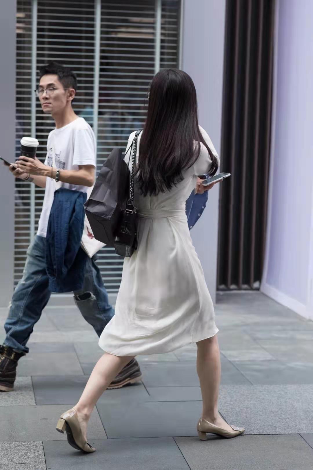 街拍白色连衣裙美女知性优雅