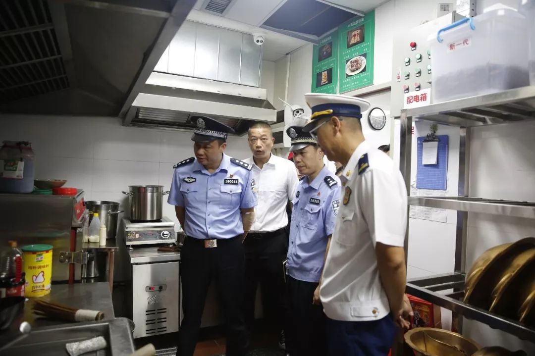 南海区副区长区公安分局长区消防安全委员会主任夏化冰同志检查大型